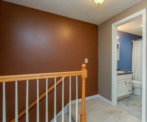 4 Devinne Dr, Concord NH 03301-5900 exterior