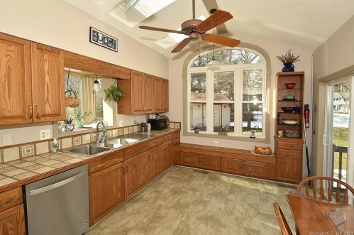 29 Eastgate Ln, Enfield CT 06082-6206 exterior