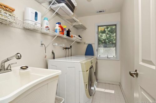 2 Cannon Brk Ln, Norwalk CT 06851-3835 exterior