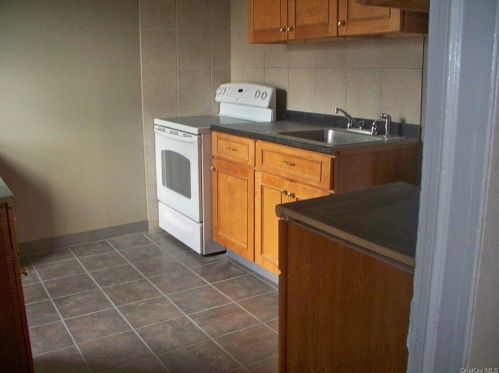 8 Roberts St, Middletown NY 10940-5008 exterior