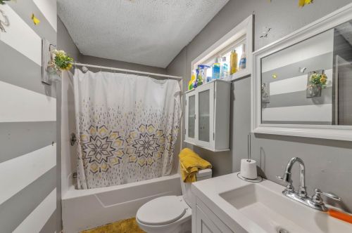 56 Stewart St, Grand Rapids MI 49507-2402 exterior