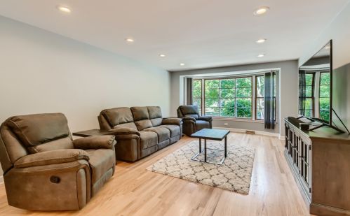 10349 Artesian Ave, Chicago, IL 60655-1012