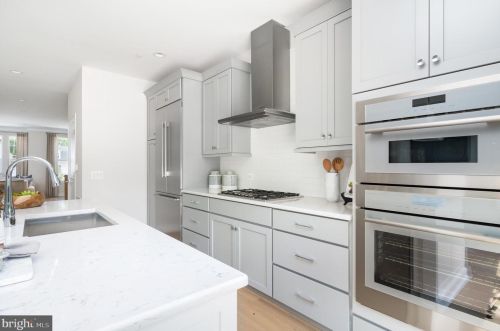 10272 Grosvenor Pl, Rockville MD 20852 exterior