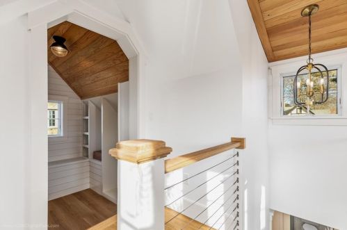 166 Ruggles Ave, Middletown RI 02840-4351 exterior