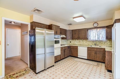 40 Kent Rd, Valley Stream NY 11580-3333 exterior