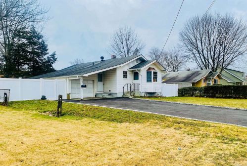 32 Elm St, Central Islip NY  11722-4145 exterior