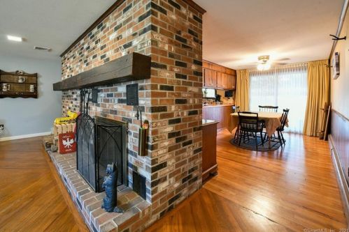 9 Hamilton Ct, Enfield CT 06082-3910 exterior