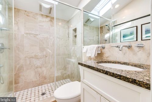 7804 Ridgecrest Dr, Alexandria VA 22308-1053 exterior