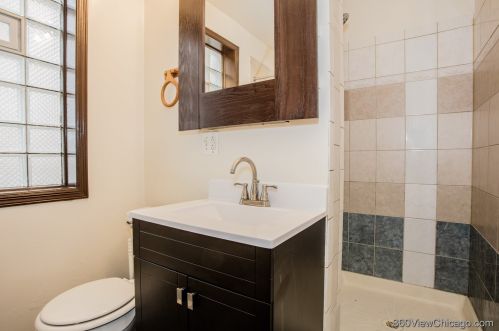 6900 Campbell Ave, Chicago IL 60645-4604 exterior