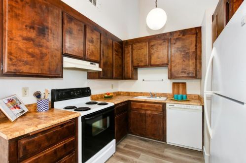 1314 Marina Cir, Davis CA 95616-2728 exterior