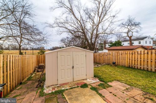 5637 Fenwick Dr, Alexandria VA 22303-1524 exterior