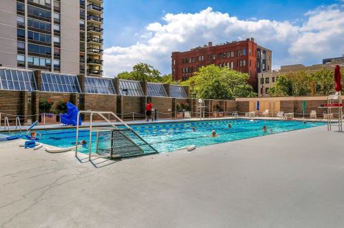 1555 Sandburg Ter, Chicago IL 60610-1350 exterior