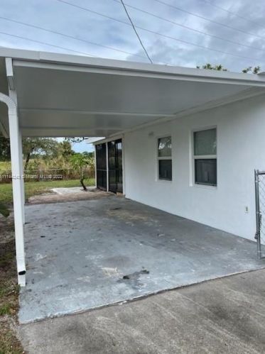 208 Southern Ave, Fort Pierce FL  34950-5433 exterior