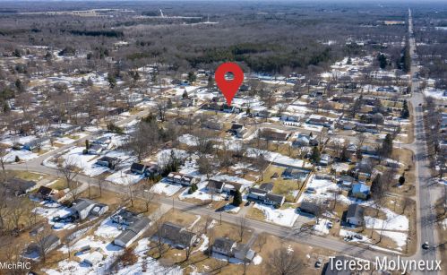 4085 Nicholl Ave, Meskegon MI 49444-3633 exterior