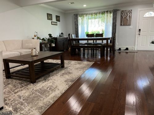 16 Elmwood Dr, Livingston NJ  07039-2205 exterior