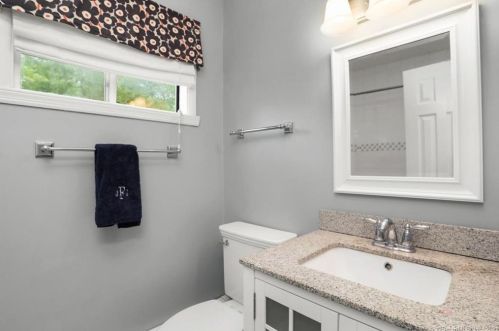 10 Ledgewood Dr, Norwalk CT 06850-1821 exterior