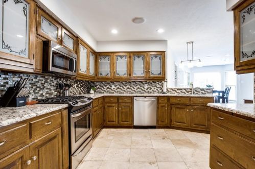 1049 Frst Grv Dr, Dallas TX 75218-2333 exterior