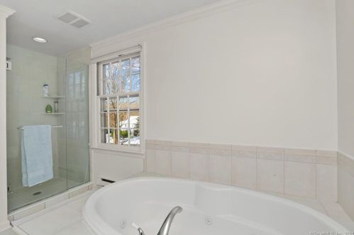 8 Carissa Ln, Greenwich CT 06830-3117 exterior