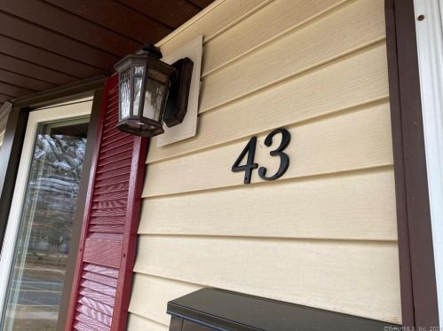 43 Raffia Rd, Enfield CT 06082-5159 exterior