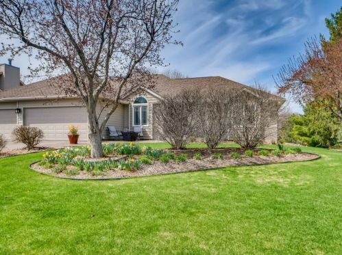 3231 Black Oak Dr, Saint Paul, MN 55121-2334