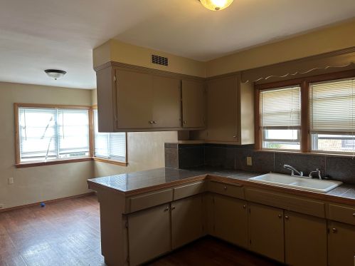 6909 Congress St, Milwaukee, WI 53218-5414