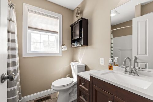 48 Collins St, Seabrook NH 03874-4603 exterior