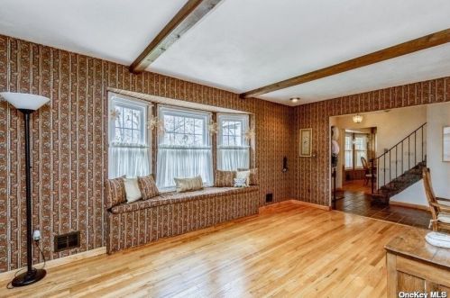 81 Gannet Dr, Commack NY 11725-4904 exterior