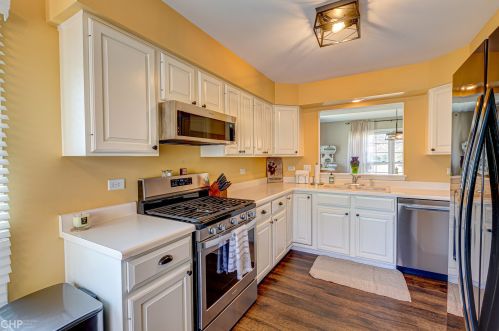 824 Stonebridge Ln, Bull Valley, IL 60014-1821