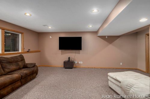 2392 Windy Ridge Dr, Meskegon MI 49442-1474 exterior