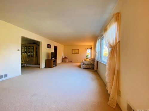 38 Pamela Ln, Valhalla NY 10595-1424 exterior