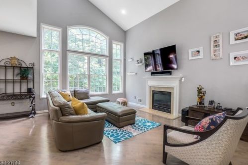 18 Whalen Ct, Town Center NJ 07052-3679 exterior