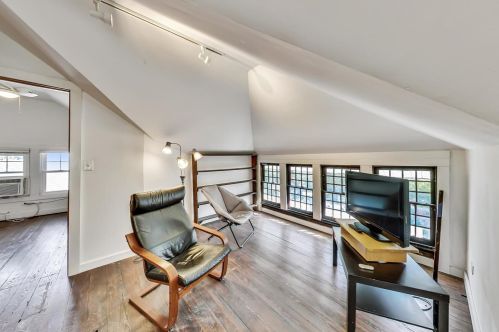 1818 Lunt Ave, Chicago IL 60645-3005 exterior