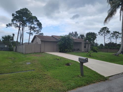 1433 Navajo Ln, Fort Pierce FL  34983-3147 exterior