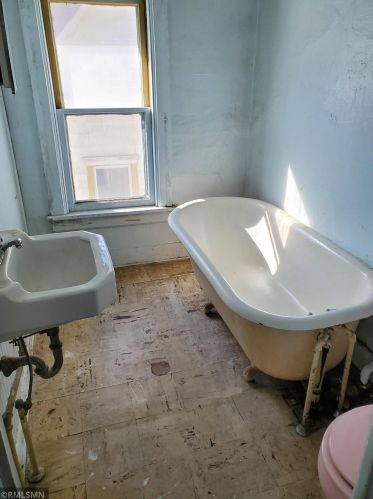 611 Charles Ave, Saint Paul MN 55104-2717 exterior