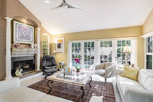 543 Bay Villas Ln, Naples FL 34108-2803 exterior