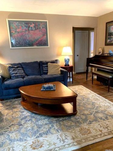 130 Haig Rd, Valley Stream NY 11581-2110 exterior