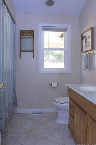 8 Roosevelt Blvd, Enfield CT 06082-2041 exterior