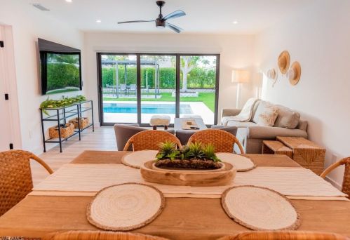 673 97 Ave, Naples FL 34108-2280 exterior