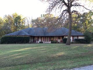 325 Chickasaw Dr, Ada, OK 74820-8374