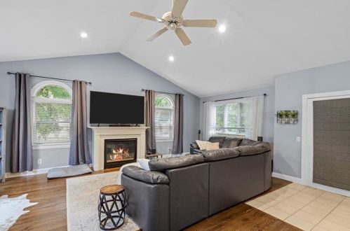 36 Mulberry Cir, Providence, RI 02919-2503