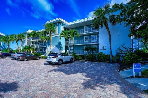 1280 Blue Point Ave, Naples, FL 34102-0584