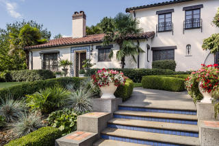 1215 Shenandoah Dr, Seattle, WA 98112-3727