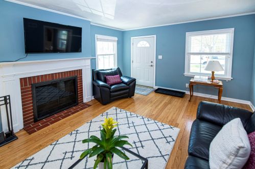 4758 Hollywood Ave, Milwaukee WI 53211-1037 exterior