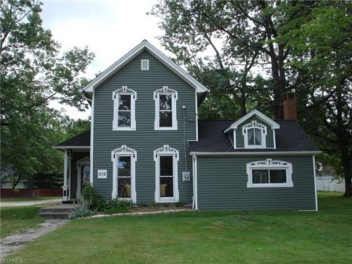 919 Richmond Rd, Cleveland, OH 44124-1063