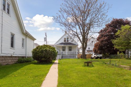 3873 5th St, Milwaukee, WI 53207-3807