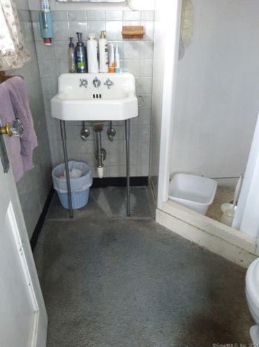 12 Winfield Ct, Norwalk CT 06855-2117 exterior