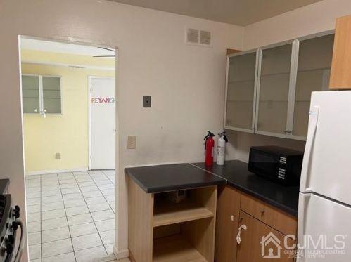 211 College Dr, Edison NJ 08817-5951 exterior