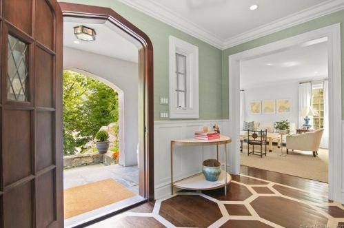 222 Overlook Dr, Greenwich, CT 06830-6720