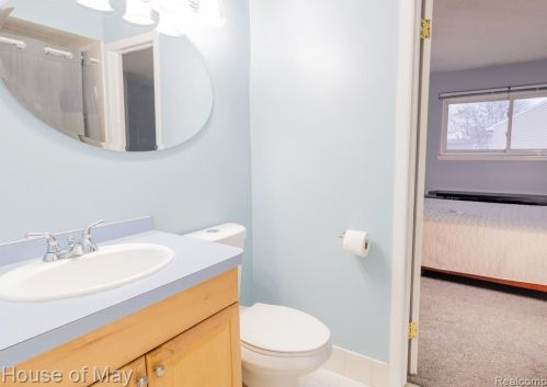 805 Kirts Blvd, Troy MI 48084-4825 exterior