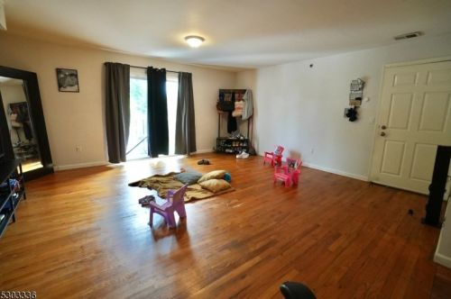 64 Montclair Ave, Newark NJ  07104-5050 exterior